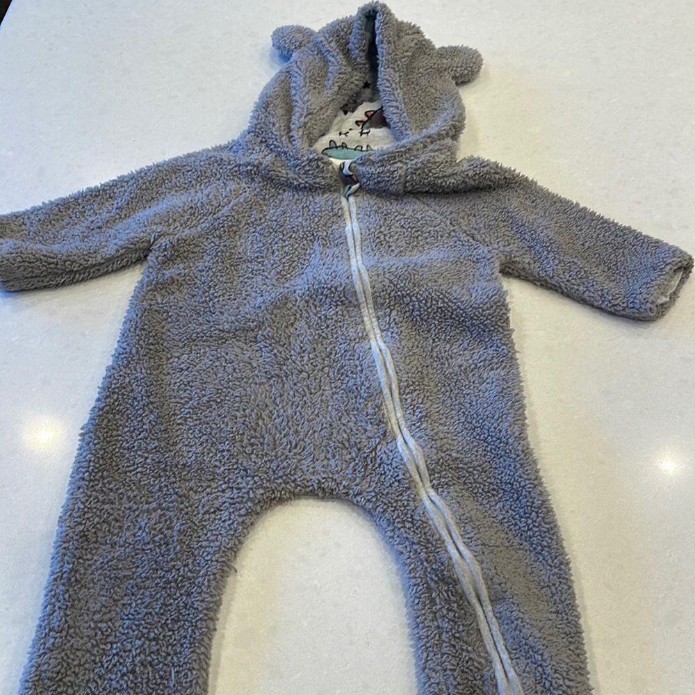 Big elephant infant onesie, size 70 love the zip from bottom. Warm and cute.